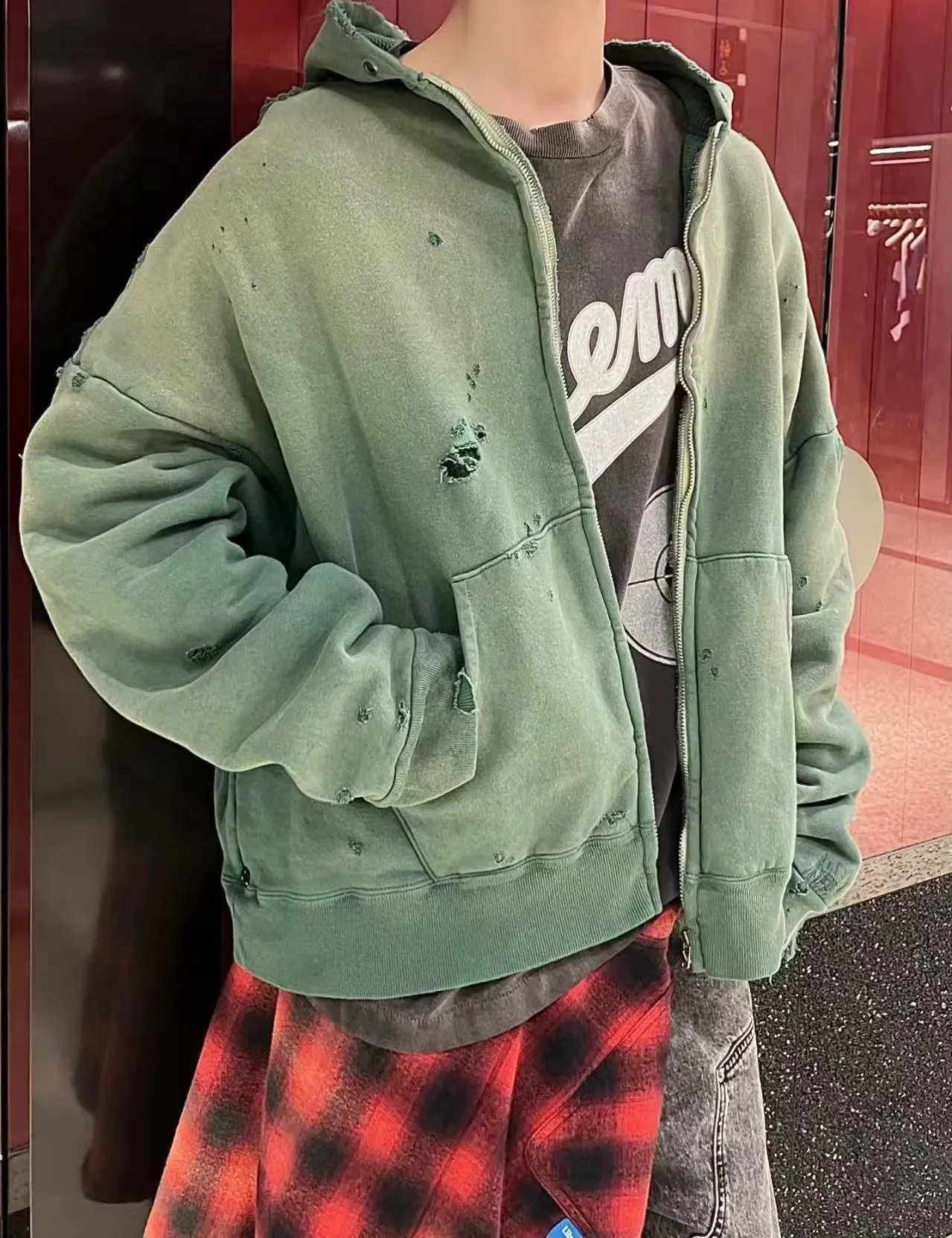 SAINT Mxxxxxx DBL FACE ZIP UP HOODIE/GREEN Double-layer destroyed waffle zipper jacket, washed green S-XL, a style that has been used in the summer. After continuous fine polishing, it has finally been shipped. The finished product is simply a work of art. Super heavy washing and distressing. Multiple water fades. Excessive hand-made wormhole destruction processing. Deconstruction and reorganization embroidery technology. Custom-made zippers with LOGO. The color details of the zipper webbing are also correct. Original grade fruit main label and wash water label. Top purchasing grade. A layer of waffle fabric is added to the inner lining to make the overall texture stronger and increase the comfort and warmth of the wearer.